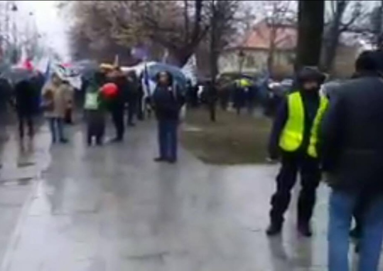 "Wolne sądy, wolne samorządy", manifestacja KOD o rekordowo niskiej frekwencji, oczami internautów