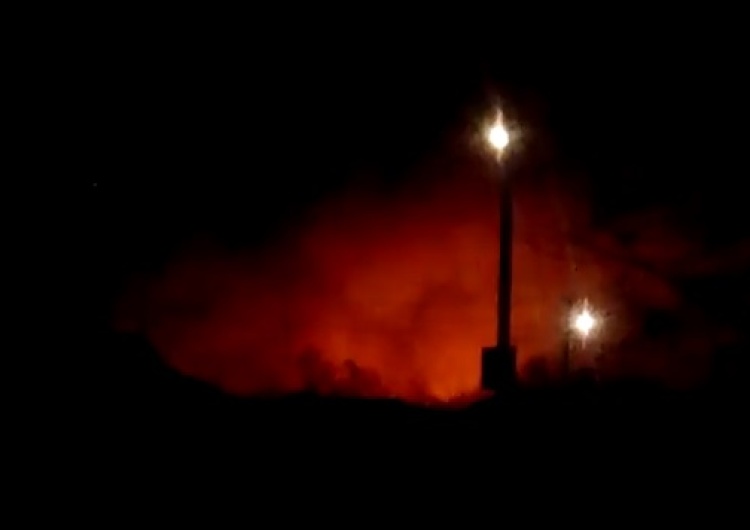 zrzut ekranu Ukraina: Największy w kraju skład amunicji stanął w płomieniach. Ewakuowano miasto [video]