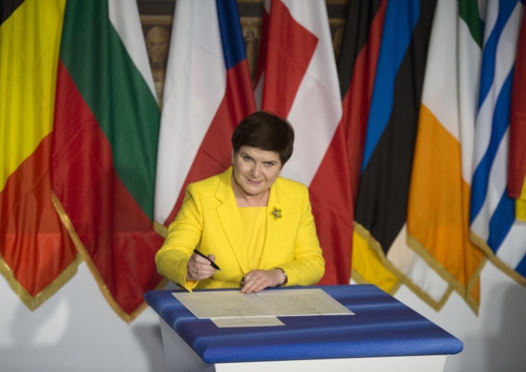 P. Tracz Scheuring-Wielgus apeluje: Odczepcie się od koloru żakietu premier Szydło!