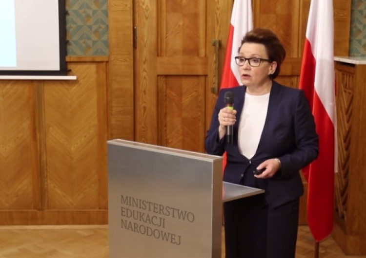 MEN Lewica domaga się dymisji minister edukacji, a jej reformę określa mianem "eksperymentu na dzieciach"