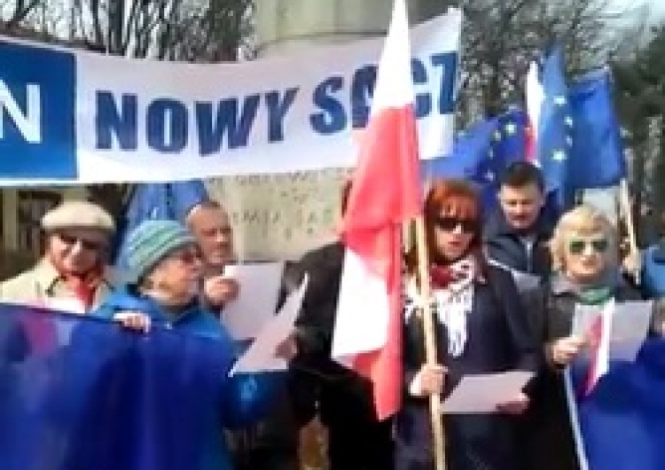 zrzut ekranu [vide] "Oda do radości" w wykonaniu członków KOD-u z Nowego Sącza. Śmiać się czy płakać?