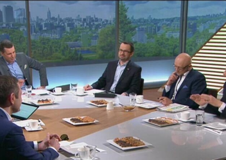 Spór o 500+ na antenie TVP. Prof. Zybertowicz: "Platforma, by tego programu nigdy nie zrobiła"