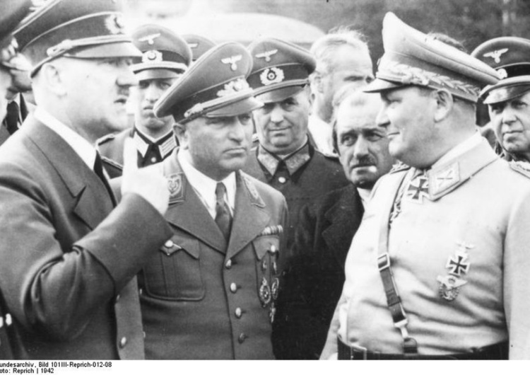 Rok 1942. Adolf Hitler ze swoimi współpracownikami w Wilczym Szańcu Komornik wkroczył do byłej kwatery Hitlera. Lasy Państwowe odzyskały Wilczy Szaniec