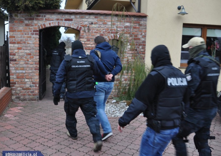 Wyłudzili 26 mln od Skarbu Państwa na obrocie olejem