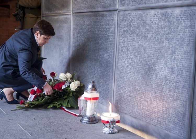  Premier Beata Szydło oddała hołd pomordowanym w Katyniu