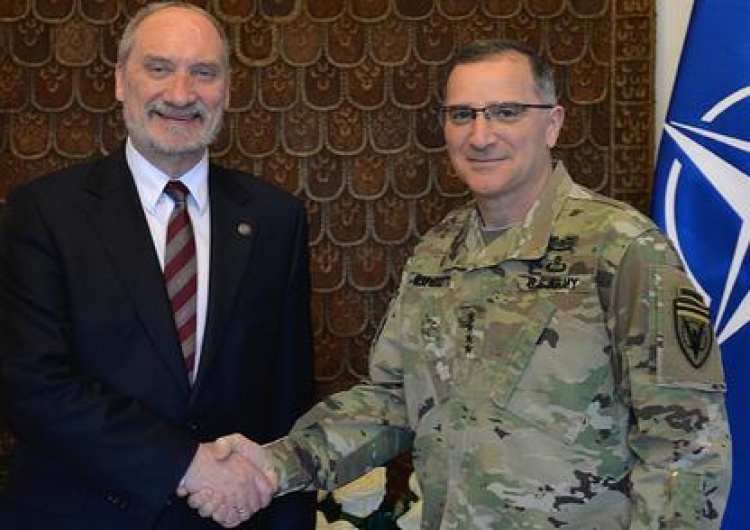 Macierewicz spotkał się z głównodowodzącym sił NATO w Europie, gen. Curtisem Scaparrottim