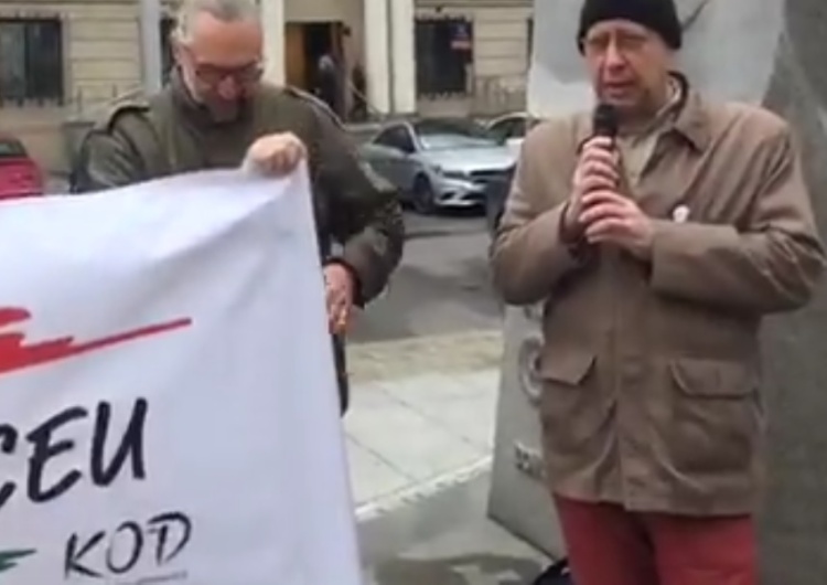  [video] Kijowski i Maziarski pod ambasadą Węgier w obronie uniwersytetu założonego przez Sorosa