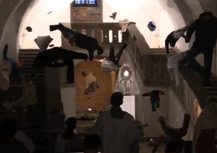  [video] Grób Pański u krakowskich pijarów ma symbolizować tragedię uchodźców