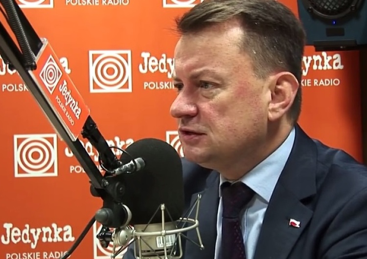 zrzut ekranu Błaszczak w Polskim Radiu: "Nasz lider, pan premier Jarosław Kaczyński nie zawaha się"