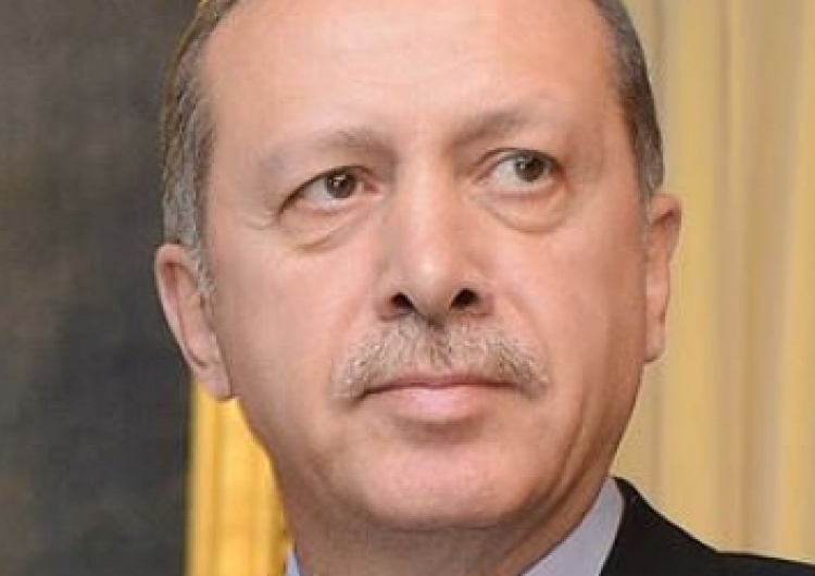 Świat komentuje referendum w Turcji. Erdoğan wydłuża stan wyjątkowy
