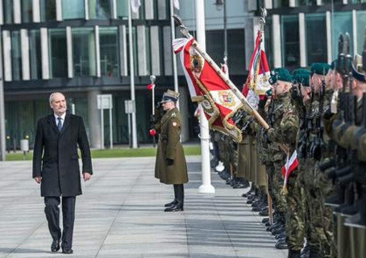 Anna Jakubczyk/CO MON Minister Macierewicz do Garnizonu Warszawa:Spada na was obowiązek strzeżenia popiersia Lecha Kaczyńskiego