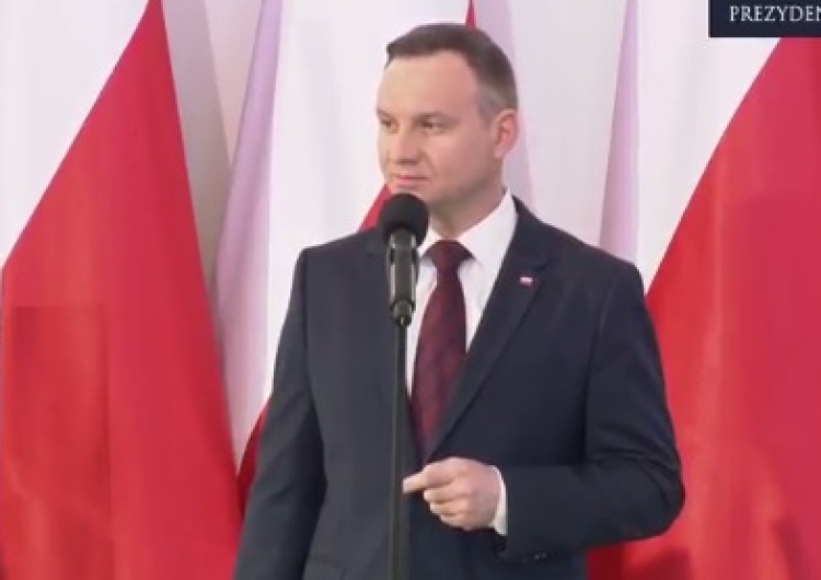 zrzut ekranu [video] Prezydent przy wręczeniu not identyfikacyjnych ofiar komunizmu: "Oni walczyli o wolność"