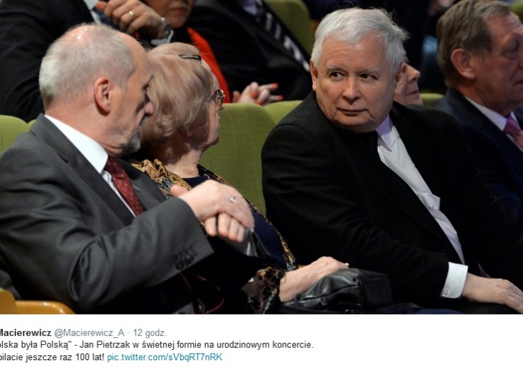zrzut ekranu Antoni Macierewicz z żoną, premier Szydło i Jarosław Kaczyński na urodzinowym koncercie Jana Pietrzaka