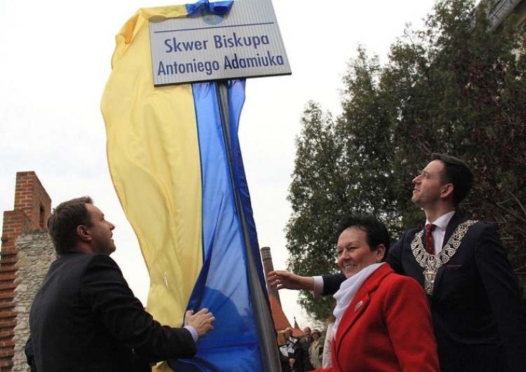 Biskup Antoni Adamiuk, opiekun „Solidarności”, ma w Opolu skwer