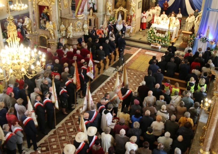 Łukasz Wolski [Fotorelacja] 1 maja robotnicy pielgrzymują do św. Józefa patrona robotników. Tak było w zeszłym roku