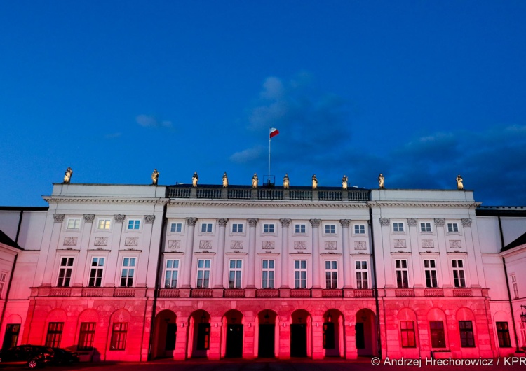 Andrzej Hrehorowicz KPRM Nowa iluminacja Pałacu Prezydenckiego z okazji Dnia Flagi Rzeczypospolitej Polskiej