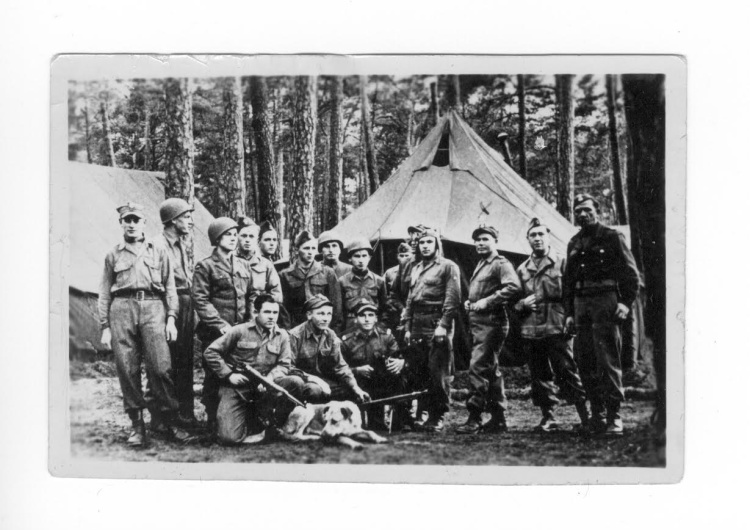 Żołnierze Brygady Świętokrzyskiej NSZ wraz z Aliantami Rocznica wyzwolenia niemieckiego obozu koncentracyjnego w Holiszowie przez żołnierzy NSZ
