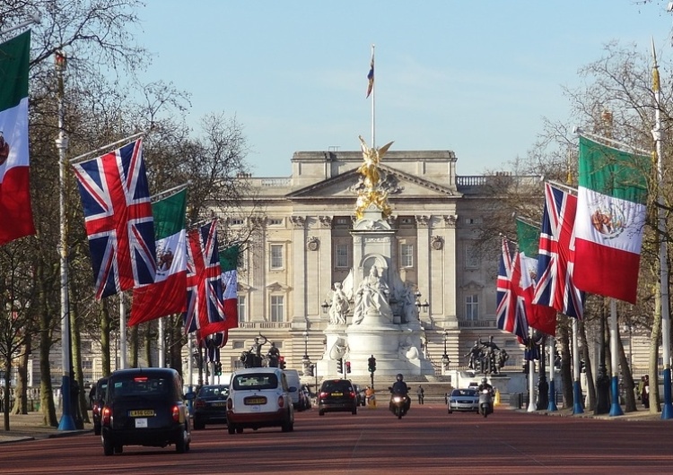  Pilne nocne spotkanie w Buckingham Palace. "Wszyscy siedzą jak na szpilkach"