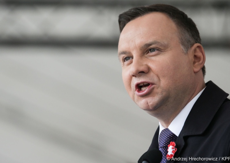 Prezydent Andrzej Duda w czasie obchodów 3 maja na Placu Zamkowym w Warszawie Niemal zawsze orędownikiem zmian konstytucji była ekipa rządząca i zawsze opozycja była im przeciwna