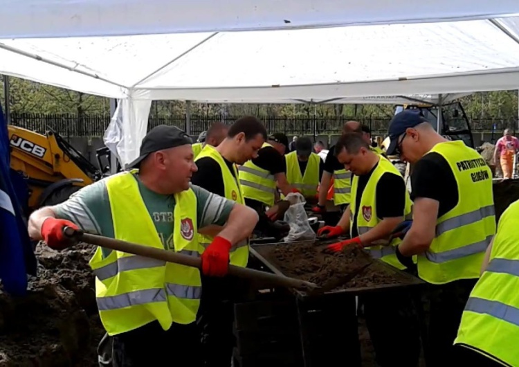  Oniszek: [Video] Łączka, 6. Maj 2017. Przyjeżdżają wolontariusz z całej Polski a nawet z zagranicy