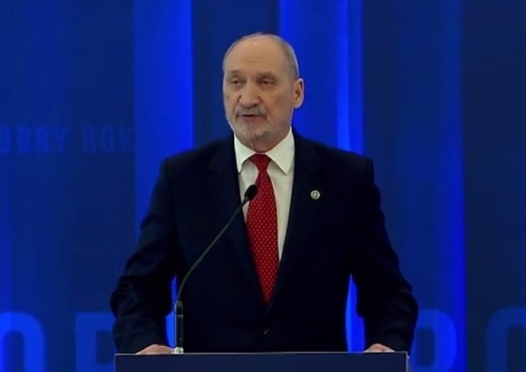 W środę sejmowa komisja zajmie się wnioskiem o odwołanie ministra Macierewicza