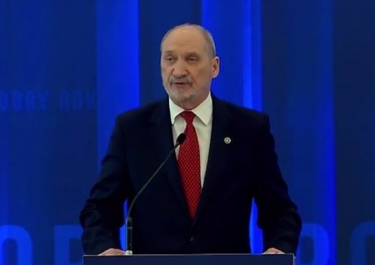 Sejm odrzucił wotum nieufności dla Macierewicza