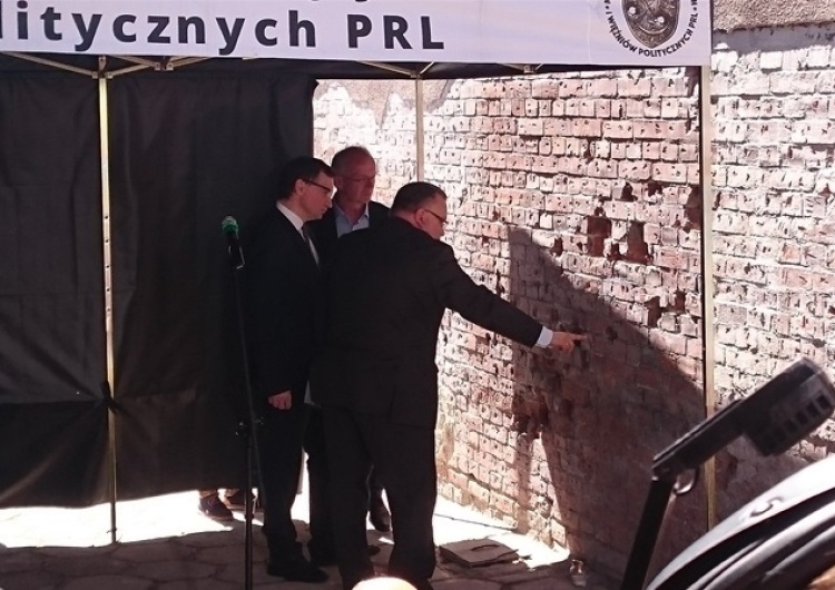 Warszawa: Odkryto ścianę straceń Żołnierzy Wyklętych. 75 śladów po kulach