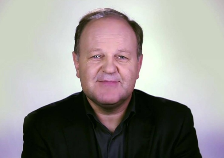 Ks. Sowa jest dumny, że zmierza w przeciwnym kierunku niż Beata Szydło