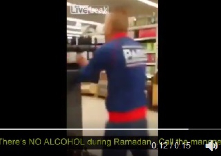 zrzut ekranu [video] Muzułmanin w sklepie tłucze butelki z alkoholem i krzyczy: "Żadnego alkoholu podczas ramadanu"