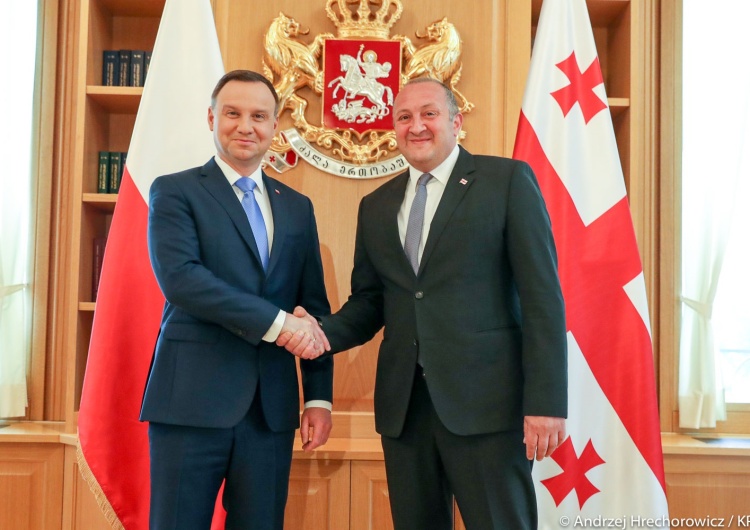 Prezydent Andrzej Duda wizytę w Gruzji rozpoczął od spotkanie z prezydentem Giorgim Margwelaszwilim Andrzej Duda w Tbilisi: Lech Kaczyński był wielkim przyjacielem Gruzji