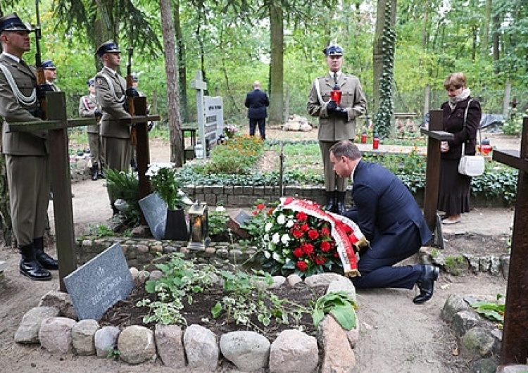 Wiązanki od Prezydenta RP na grobach założycieli KOR