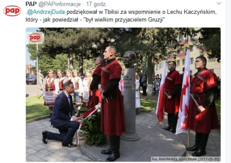 zrzut ekranu Prezydent Duda zdobył się na niezwykły gest przed pomnikiem Lecha Kaczyńskiego w Tbilisi. No i znów afera