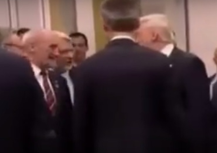 zrzut ekranu Co Donald Trump powiedział Antoniemu Macierewiczowi podczas szczytu NATO?
