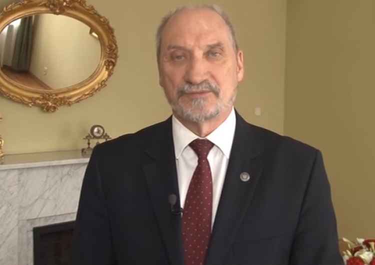 Min. Macierewicz: szkolenie wojskowe powinno wrócić do szkół najpóźniej od 2019r.