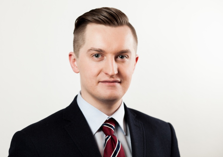 Rzecznik Ministerstwa Sprawiedliwości podał się do dymisji. Wejdzie w skład Komisji Weryfikacyjnej
