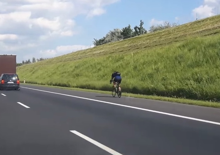  Rowerzysta sfilmowany na autostradzie w Poznaniu. Chwilę później wypadek [video]