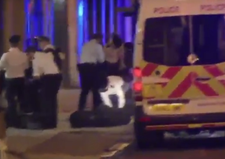 Półciężarówka wjechała w przechodniów na London Bridge. Zabici. Wielu rannych