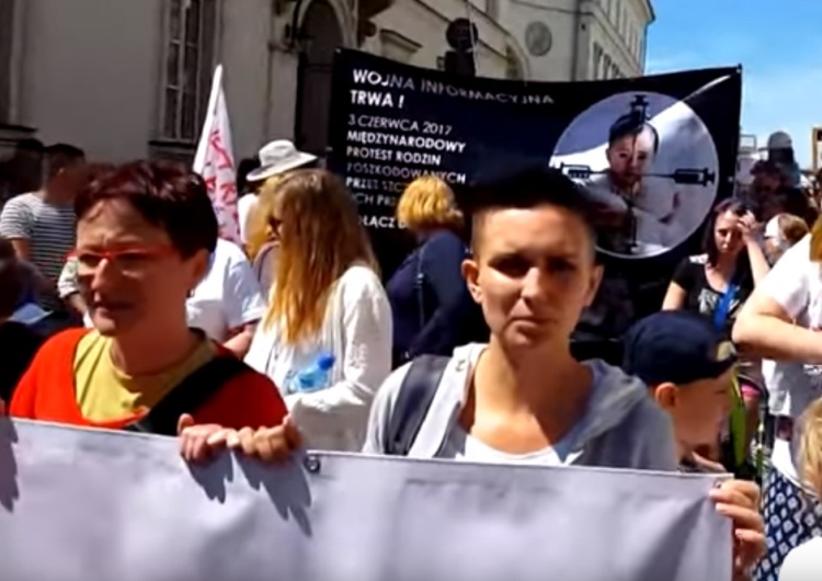  [video] Demonstracja przeciwko przymusowym szczepieniom w Warszawie. 10 tysięcy uczestników
