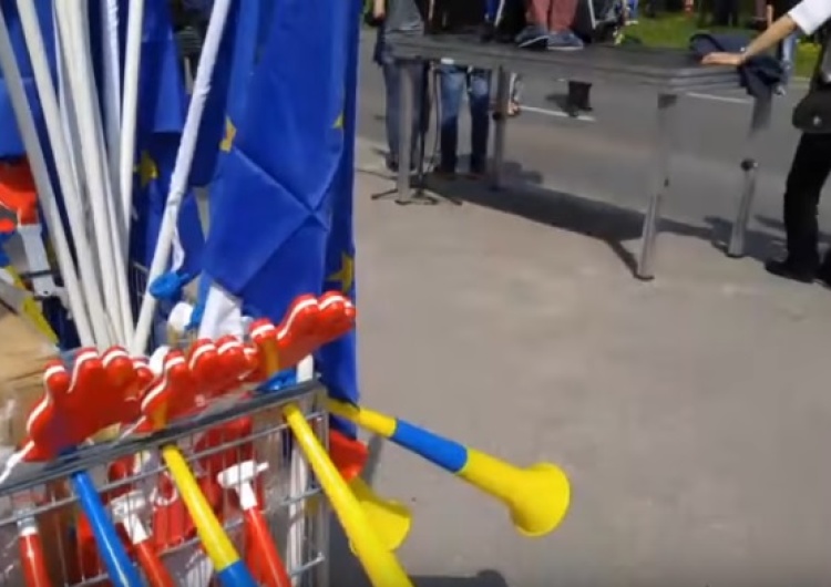 Na dzisiejszy marsz KOD przyszło kilkaset osób