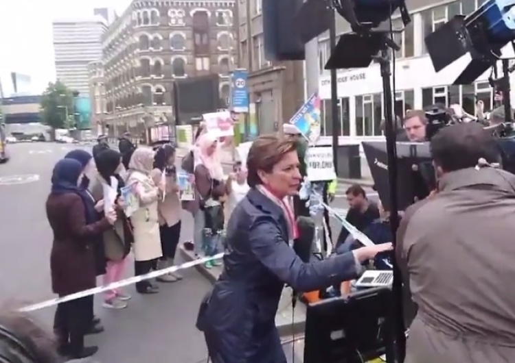 zrzut ekranu [video] Stacja CNN wyreżyserowała... ,,protest” muzułmanów przeciw terroryzmowi po ataku w Londynie