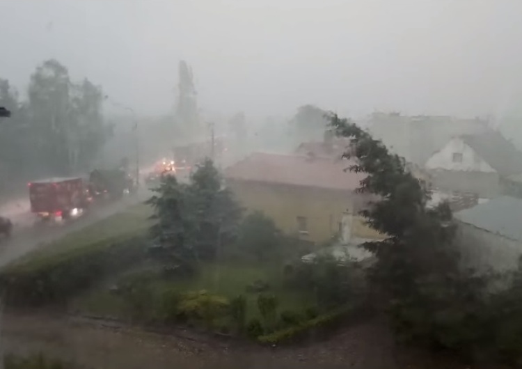 Burze z gradem prawie w całej Polsce. Ostrzeżenia dla 13 województw