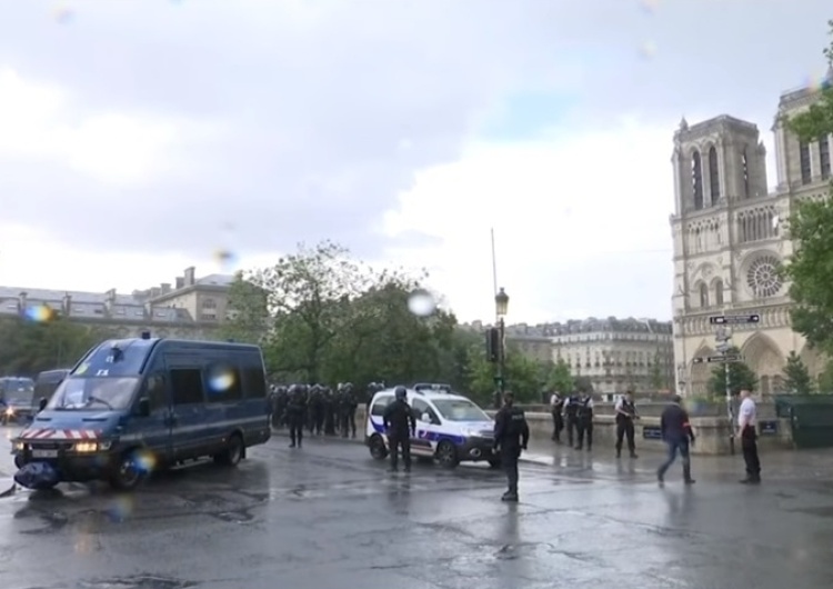  Paryż: policjant zaatakowany przed katedrą Notre-Dame. Zamknięto stacje metra, wezwano saperów