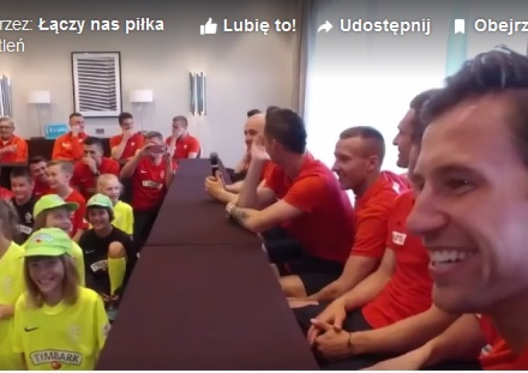 zrzut ekranu [video] Polscy piłkarze spotkali się z dziećmi. Pytania do Lewego i Pazdana rozbroiły wszystkich