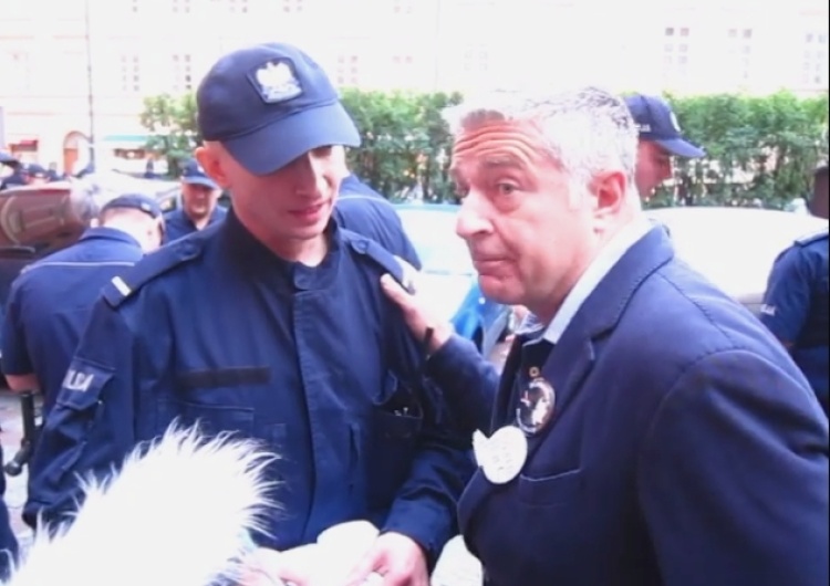  [video] Frasyniuk szydzi z policjanta: "mam w d**** prawo"
