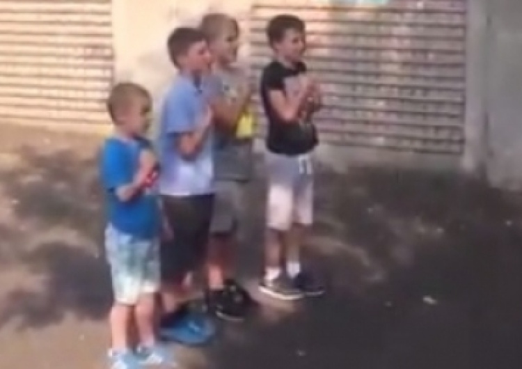  [video]: Polskie dzieci w Dublinie śpiewają hymn przed podwórkowym meczem. Internauci: serce rośnie
