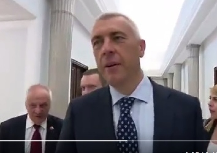 zrzut ekranu [video] Niesiołowski jako rzecznik Michała Tuska: "Z hołotą sie nie rozmawia, poszli won!"