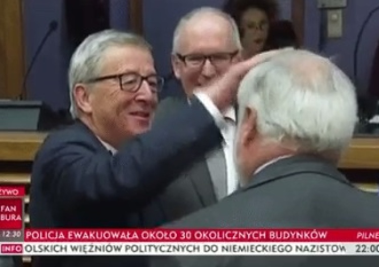 zrzut ekranu [video] Tak Juncker "wita się" z kolegami. Bieńkowska stała obok z niewyraźną miną