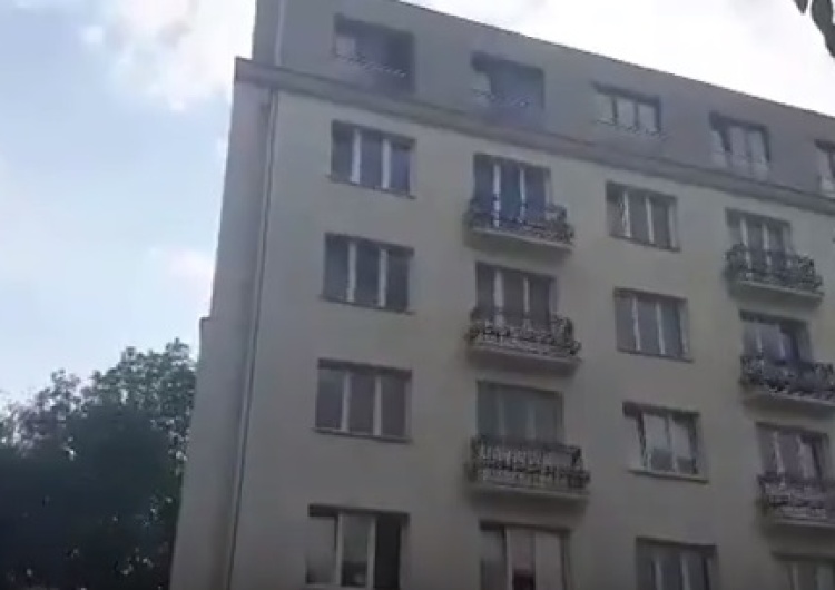 zrzut ekranu [video] Hymn ISIS w... centrum Warszawy. Wezwano policję