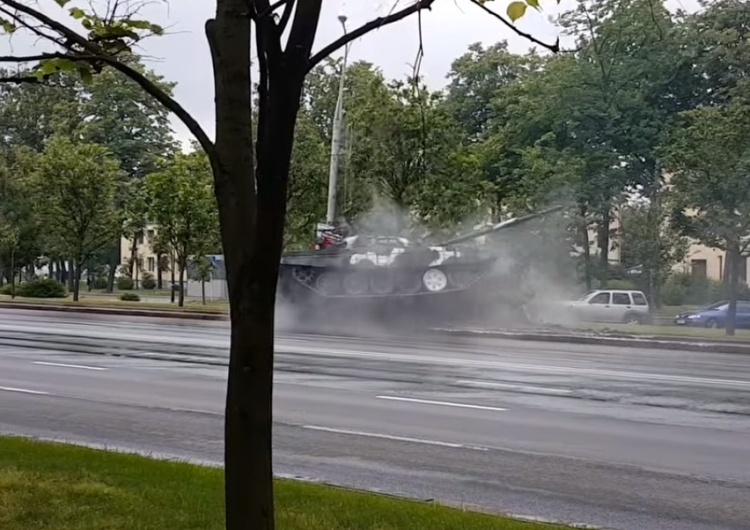  [video] Wypadek na Białorusi. Czołg zniszczył latarnię w centrum stolicy