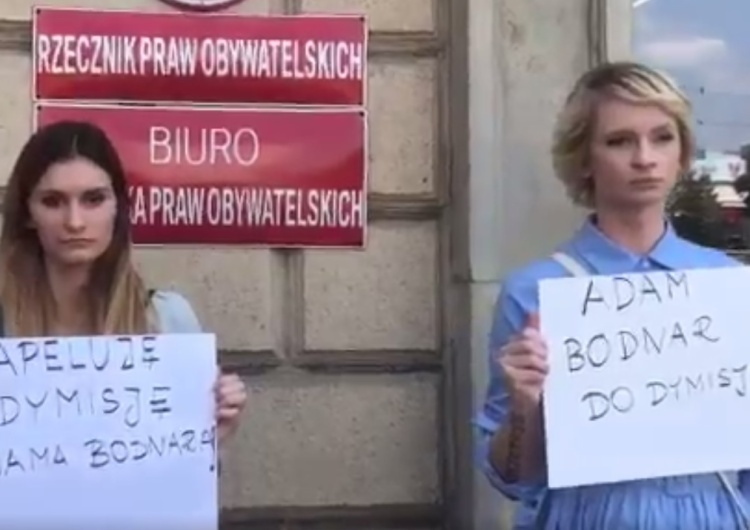  [video] Trwa protest pod biurem Rzecznika Praw Obywatelskich z żądaniem dymisji